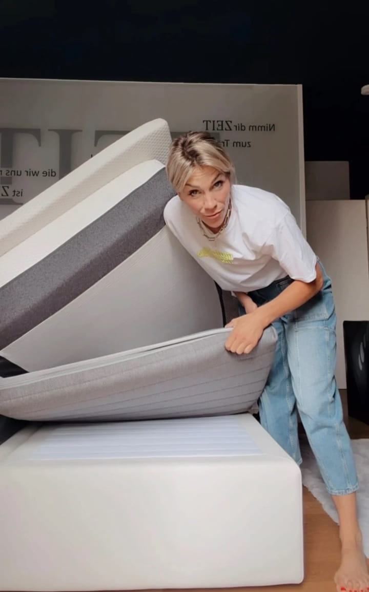 Anna-Maria sets up the ANDUFIT under her own mattress.