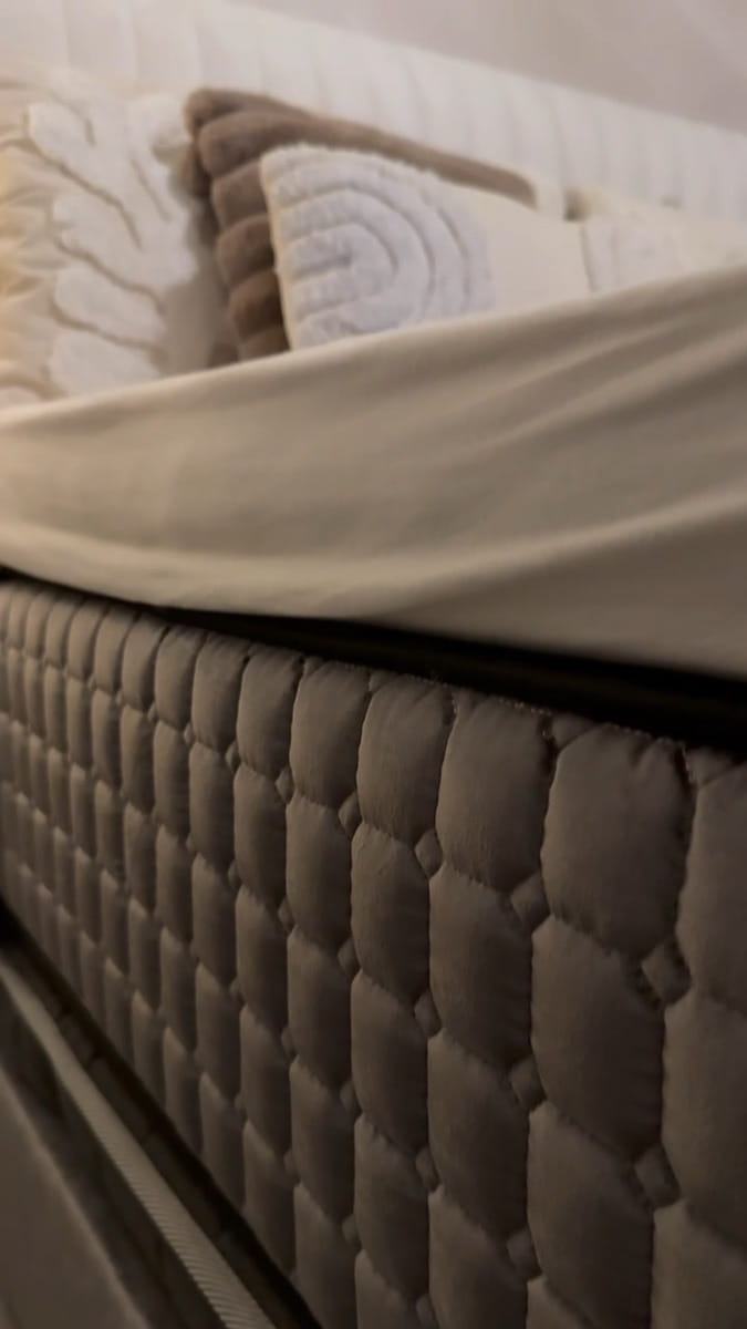 At just 7 cm, the ANDUFIT slides under the mattress and stays put.