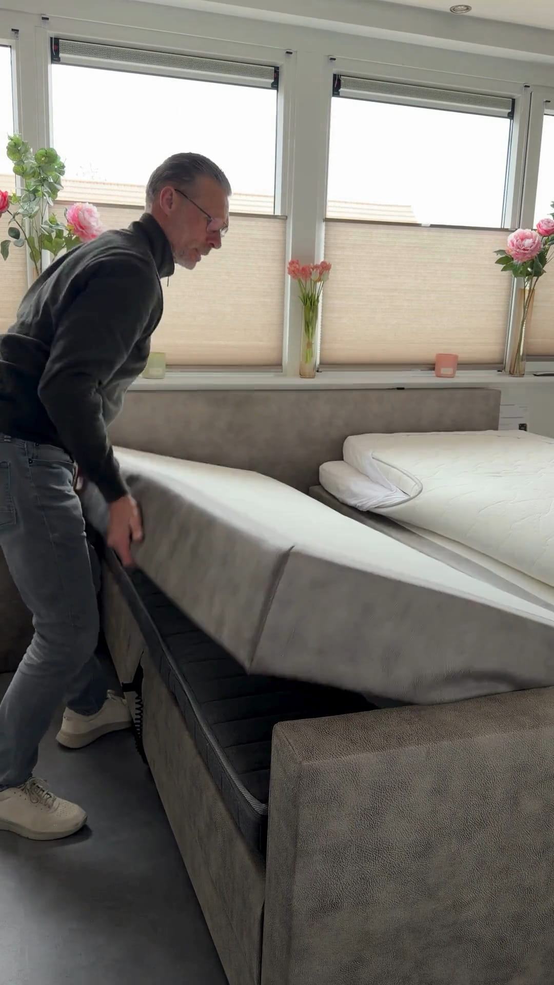The ANDUFIT is only 7 cm and slides under the mattress, where it stays.
